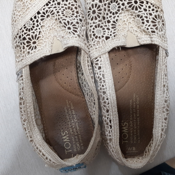 Toms lacy Crocheted flats slip on size 8 off white floral  coastal cowgirl style - Picture 2 of 10